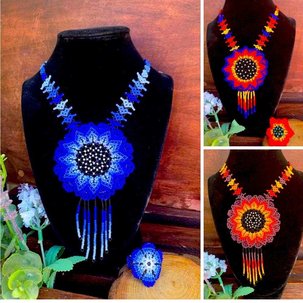 Collares (Necklaces)con su anillo